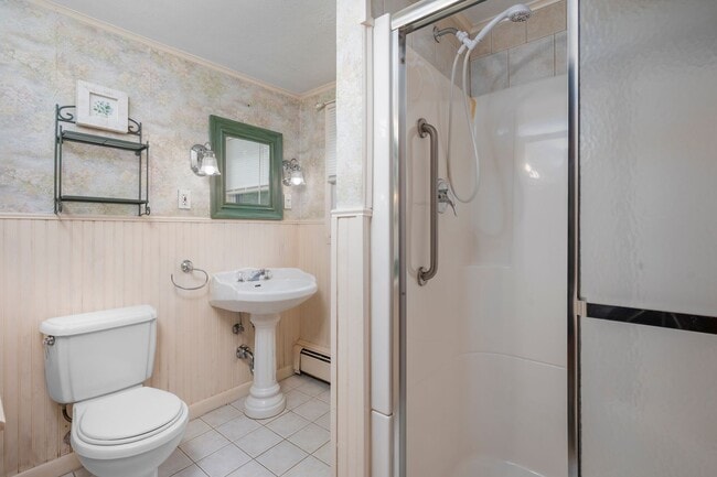 Building Photo - 4-bedroom, 2-bathroom home located in the ...