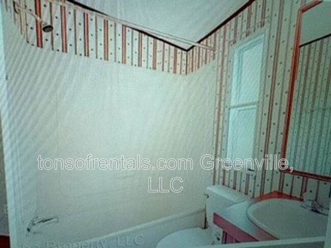 Building Photo - 255 Pine Dr