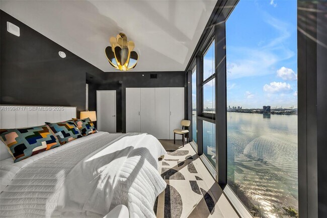 Building Photo - 700 NE 24th St