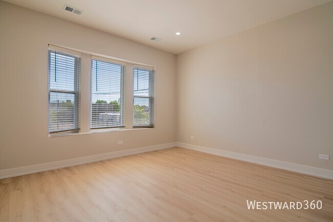 Building Photo - 1546 N Homan-1-3