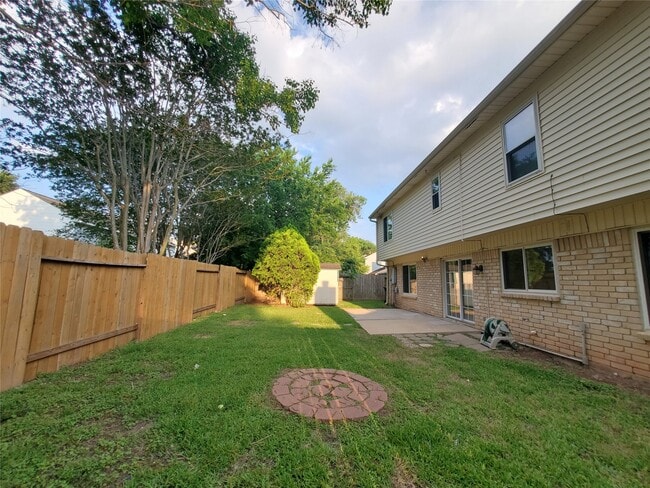 Building Photo - 3323 Green Fields Dr