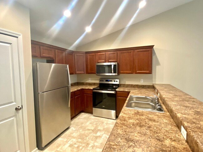 Building Photo - Newly Built 4 Bedroom and 3 Bathroom Duple...