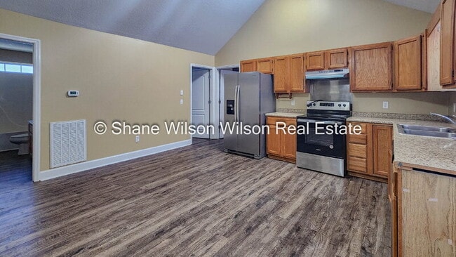 Building Photo - 110 2nd St