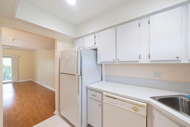 Building Photo - 18081 SE Country Club Dr