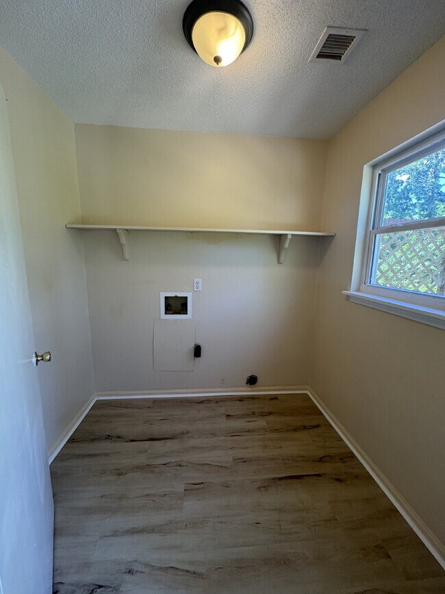 Building Photo - Remodeled upstairs apartment.