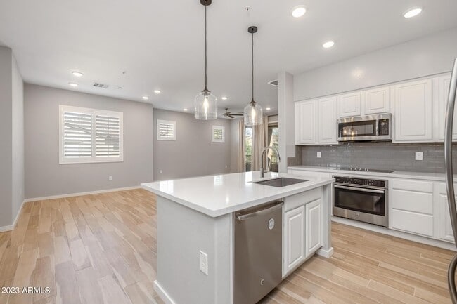 Building Photo - 250 W Queen Creek Rd