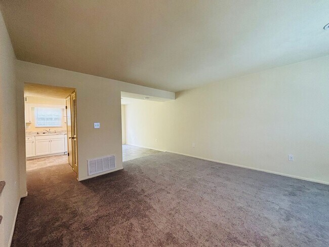 Building Photo - 2 Bedroom, 1.5 Bath Townhouse