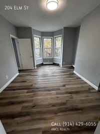 Building Photo - 204 Elm St