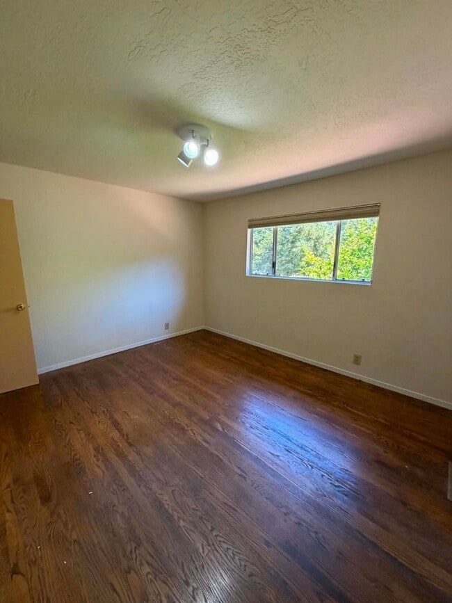 Building Photo - 775 Hillcrest Way