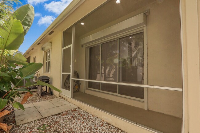 Building Photo - 479 Tequesta Dr