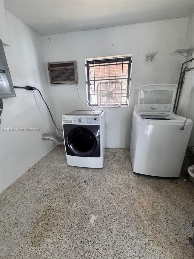 Building Photo - 2715 SW 119th Ct