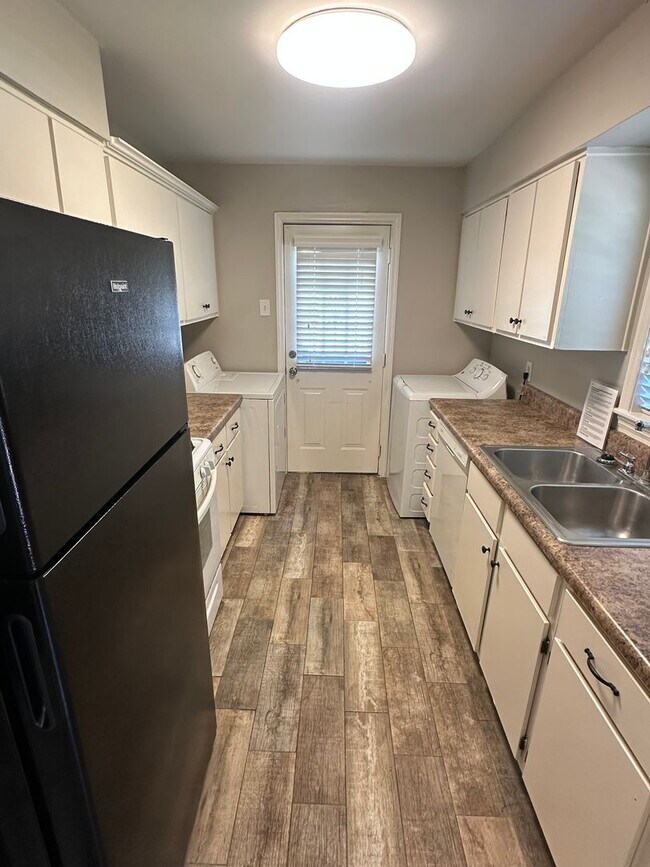 Building Photo - 3BD/1.5BA Home located in Colonial Acres!