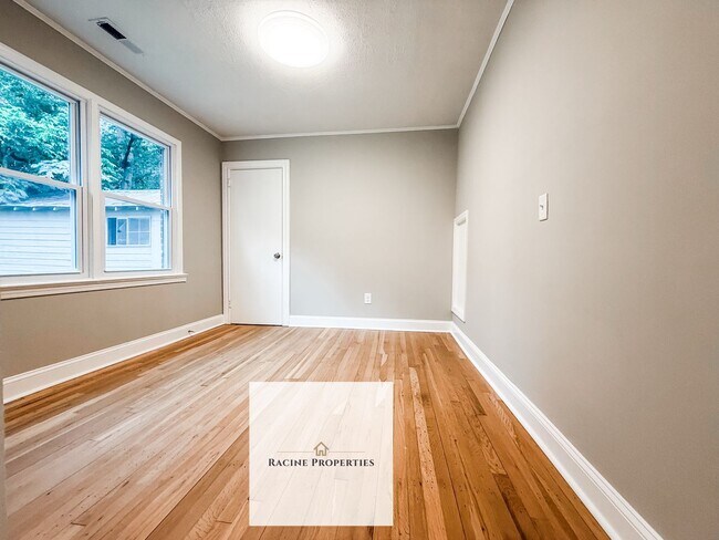 Building Photo - Your Dream Home Awaits! Fully Updated 3 Be...
