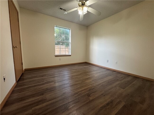 Building Photo - 1502 Cresent Dr