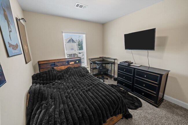 Building Photo - 3 Bedroom Townhome Across from Richmond Hill Golf Club