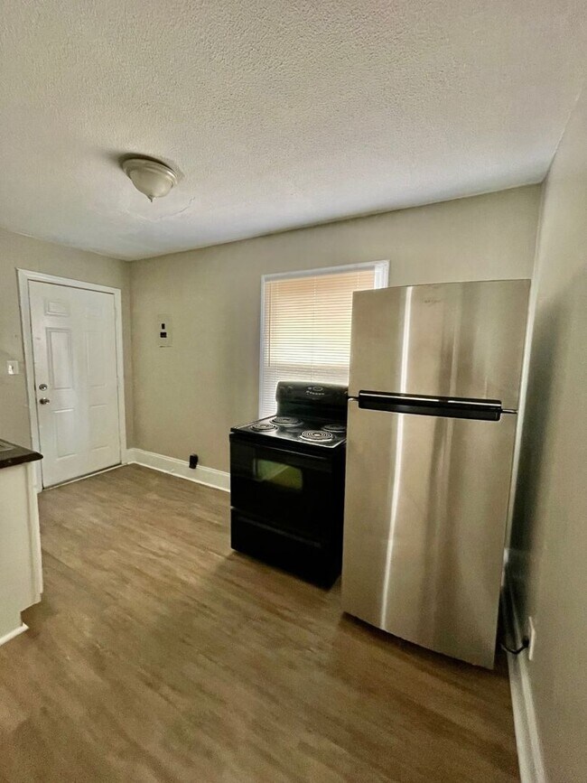 Building Photo - Adorable 2 bedroom 1 bath home . Located in the Belmont area .