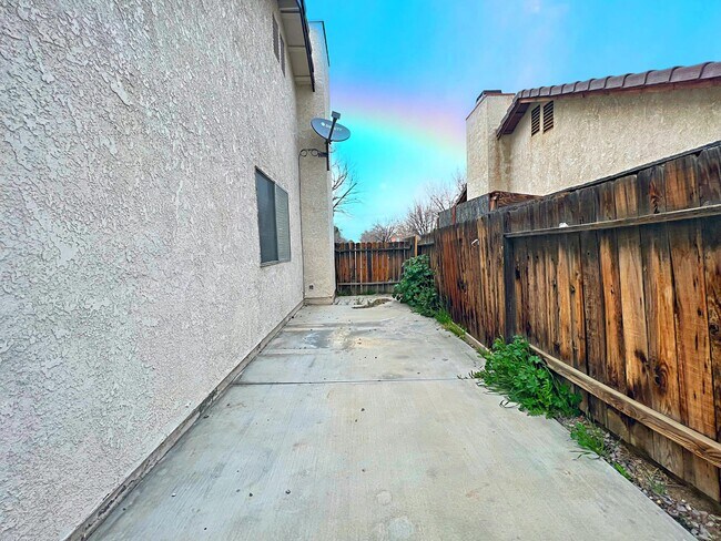 Building Photo - 2826 San Ramon Dr