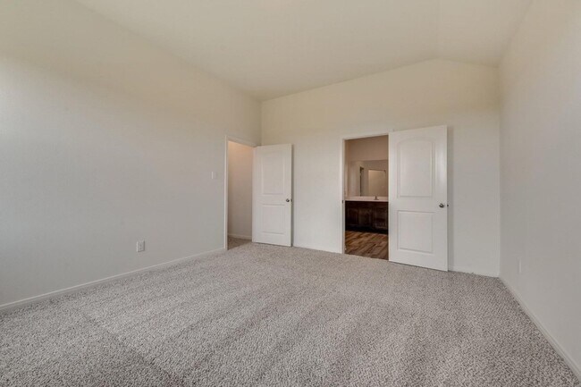 Building Photo - 833 Serena Dr