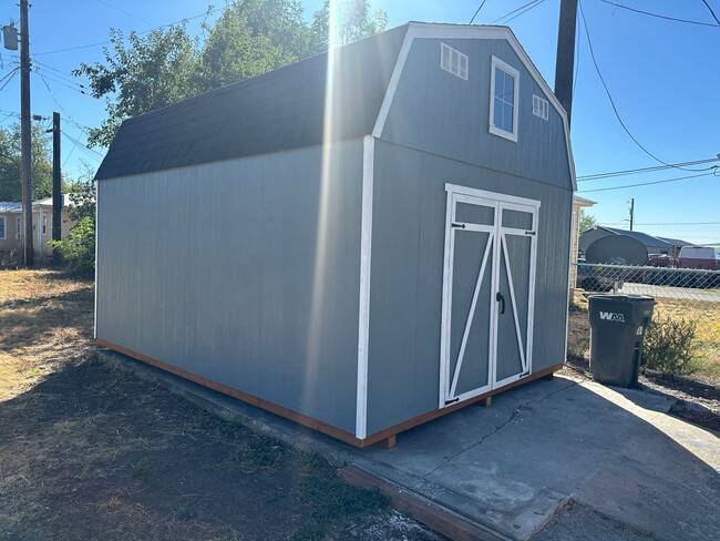 Building Photo - Newly Remodeled!