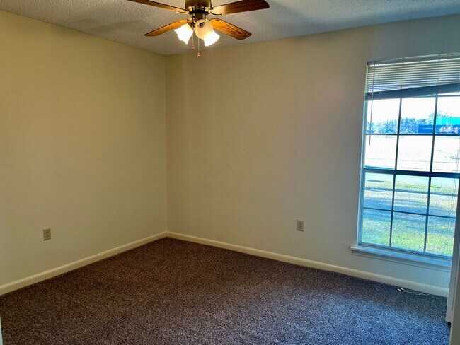 Building Photo - Great location! — Bluebonnet, Jefferson, and I-10 Area.