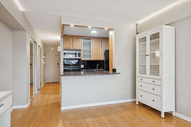 Building Photo - 5616 N Kenmore Ave