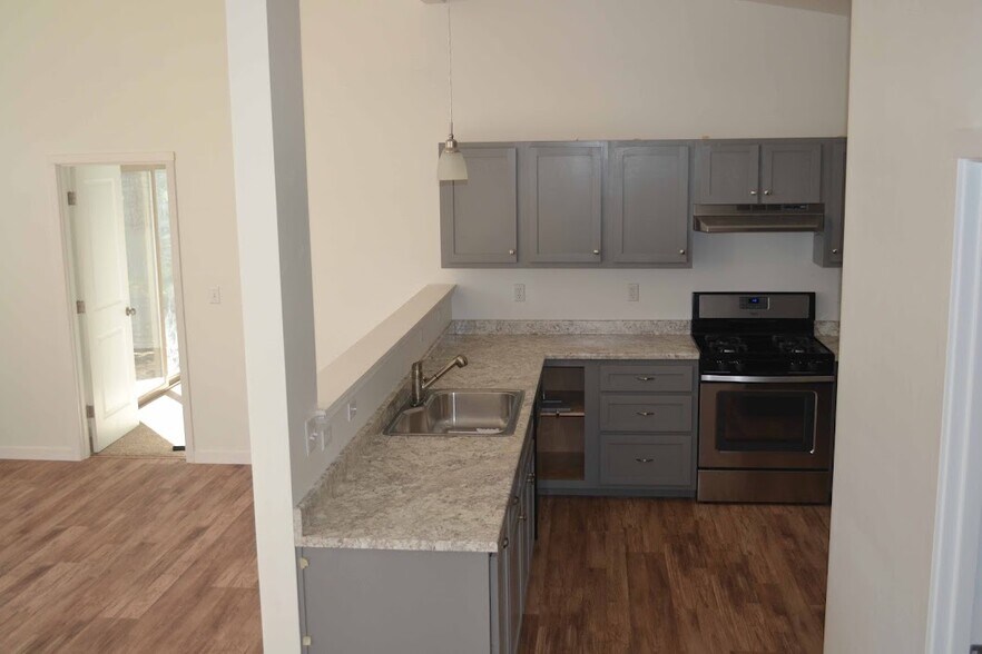 open kitchen and dinning area - 5246 Northridge Road