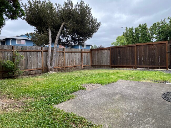 Building Photo - 749 NE 20th Pl