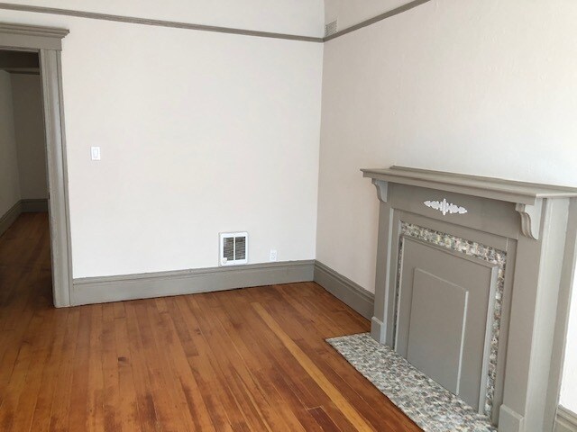 Front bedroom w/faux fireplace - 1542 Hayes St