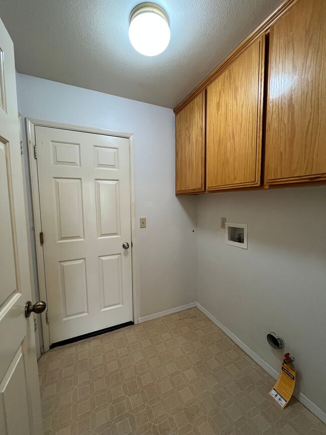 Building Photo - 924 Torrey Pines Dr