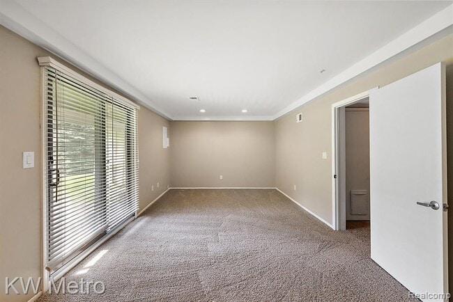 Building Photo - 5652 Drake Hollow Dr E