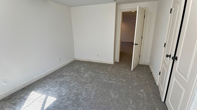 Building Photo - 6 Bedroom, 3.5 Bathroom Single Family Home in Layton Available June 1st!