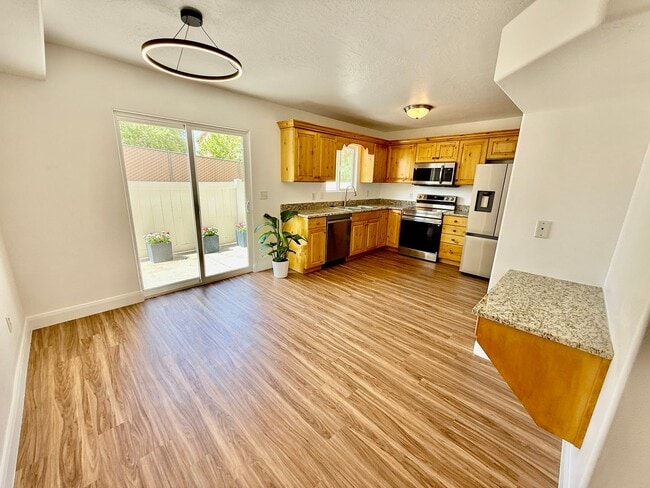 Building Photo - Redone Lexington Hills Townhome