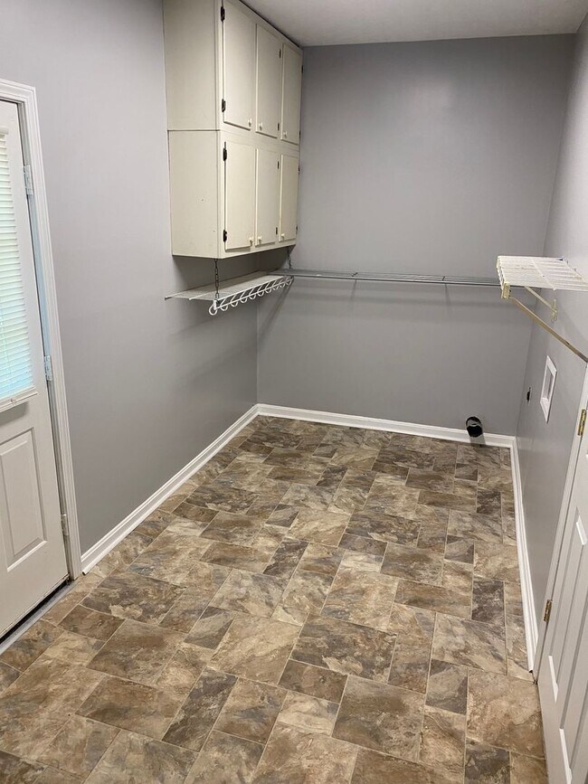 Building Photo - Attractive 3 BR, 2 Bath Home! Attached Garage, Fenced Backyard, Pets Ok!