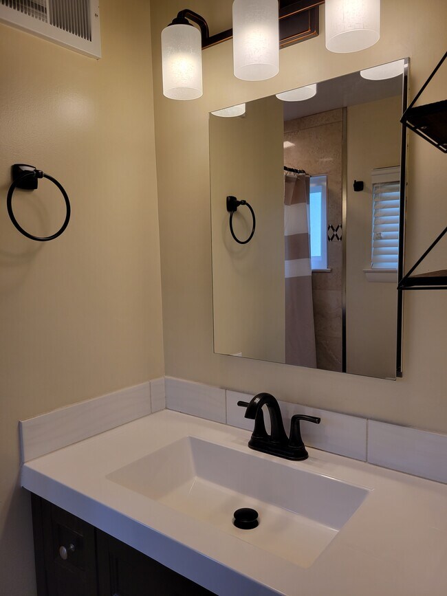 Building Photo - 1107 N Pegram St