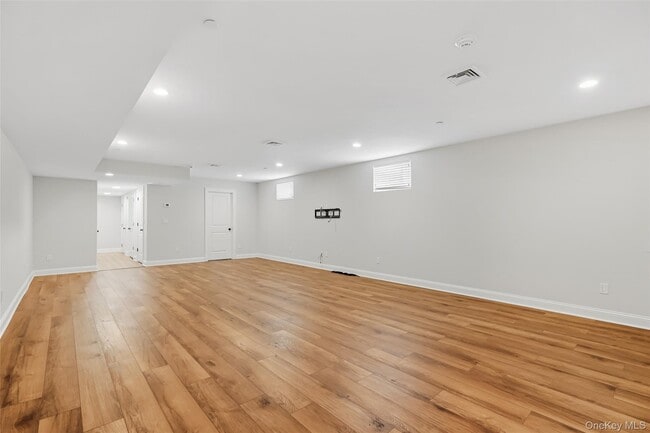 Building Photo - 124 Maple Ave