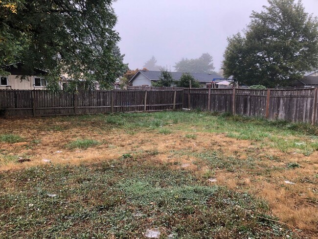 Building Photo - Large 3 Bed, 2 Bath Split Level Home in Newberg- Landscaping Included