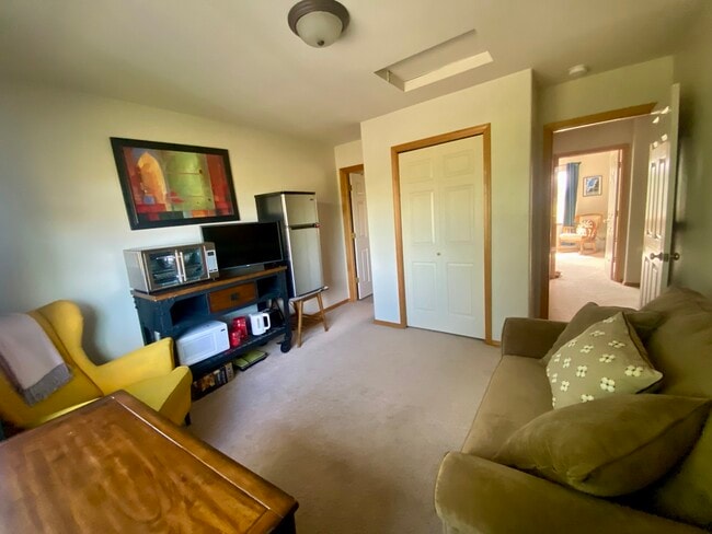 Building Photo - 902 Golden Pheasant Dr