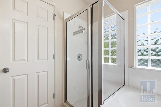 Building Photo - 10520 Fosseway Dr