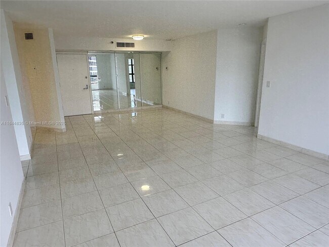 Building Photo - 3530 Mystic Pointe Dr