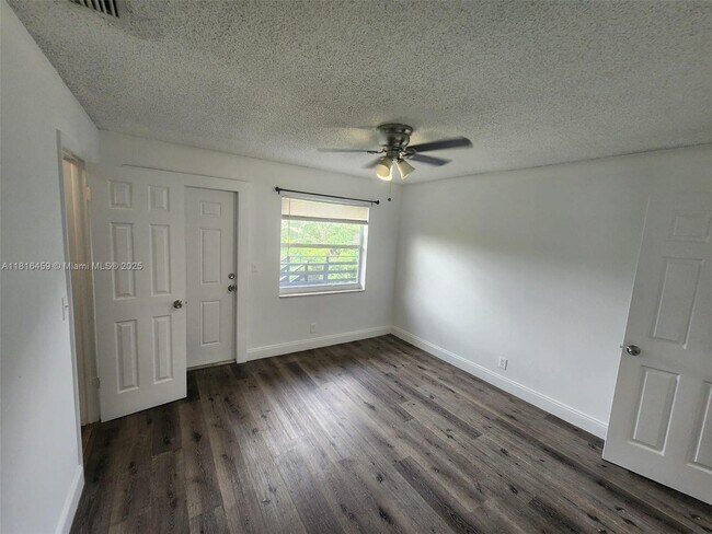 Building Photo - 4117 Woodside Dr