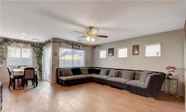 Building Photo - 4 Bed 3 Bath