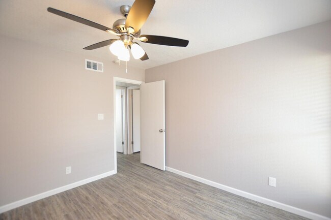 Building Photo - 785 N Arrowhead Dr
