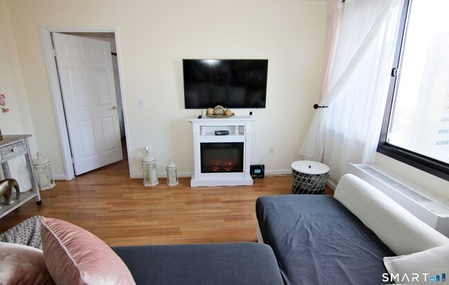 Building Photo - 300 Broad St