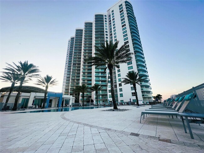 Building Photo - 231 Riverside Dr