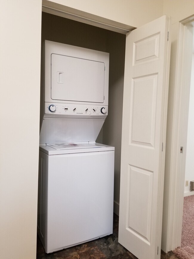 Building Photo - ***AUGUST 2027*** 5 Bed 3 Bath House Downtown