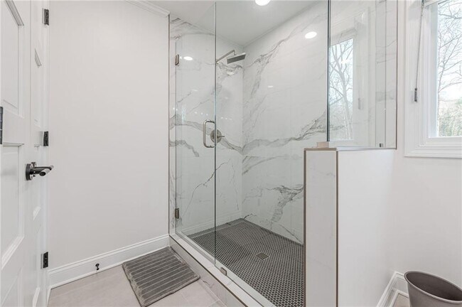 Building Photo - 4562 Columns Dr SE