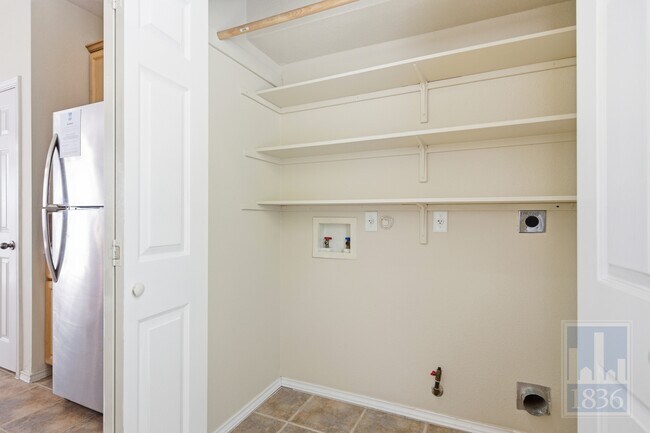 Building Photo - 10520 Fosseway Dr