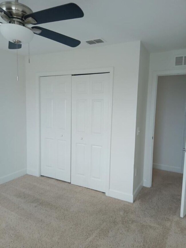 Building Photo - Spacious 4-Bedroom 2 Bathroom Apartment fo...