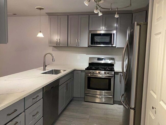 Building Photo - CLICK "REQUEST A TOUR" NOW!