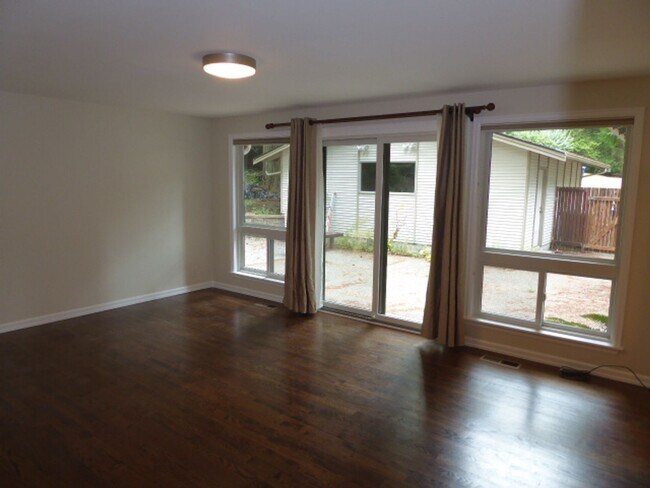 Building Photo - Charming 4 Bed 2.5 Bath + Den Rambler in S...